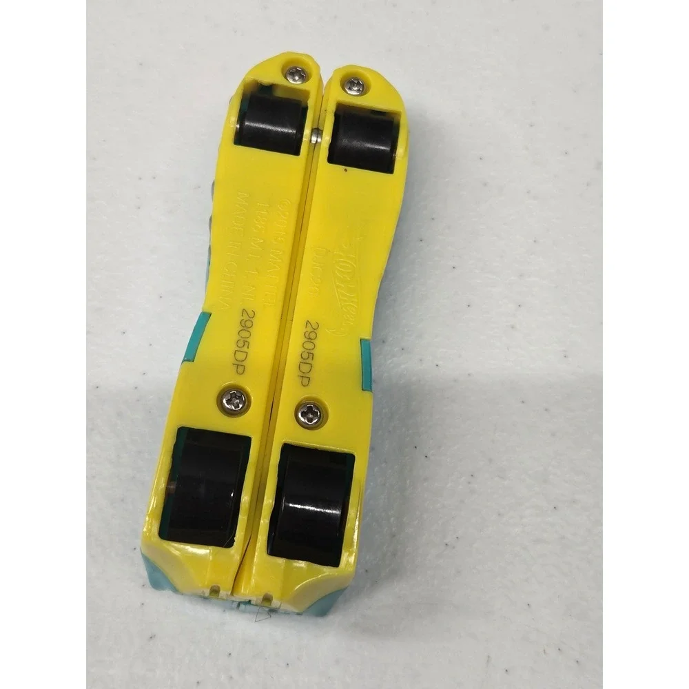 2015 Mattel Hot Wheels Split Speeders Shark Duel Car Magnetic Turquoise Yellow